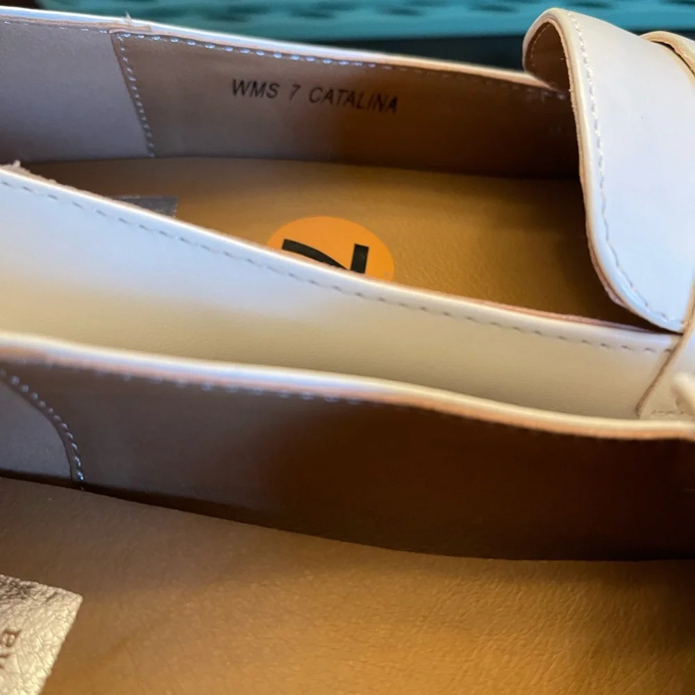 DV by Dolce Vita White and Tan Flats with Textured Leather and Slip-On Design - Picture 6 of 8